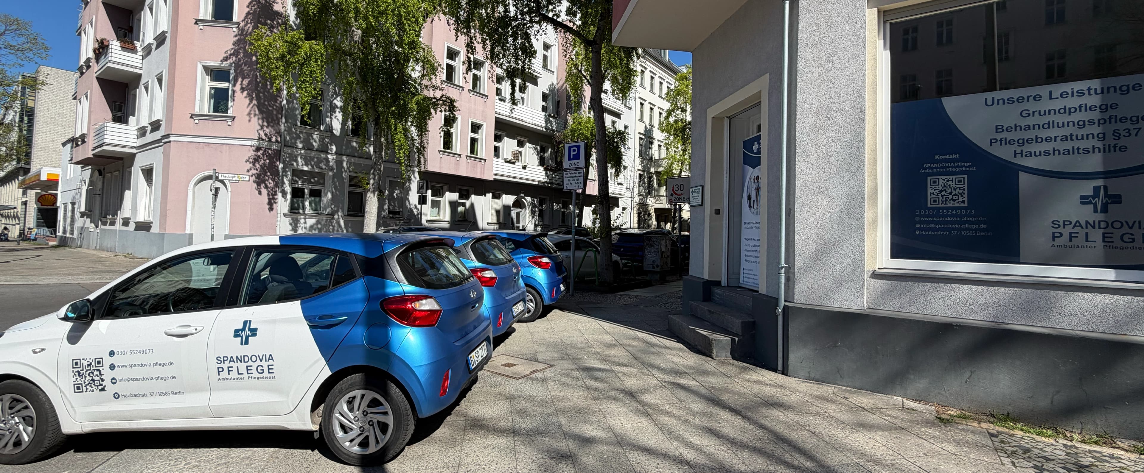 SPANDOVOA-Pflegekraft betreut eine Patientin zu Hause