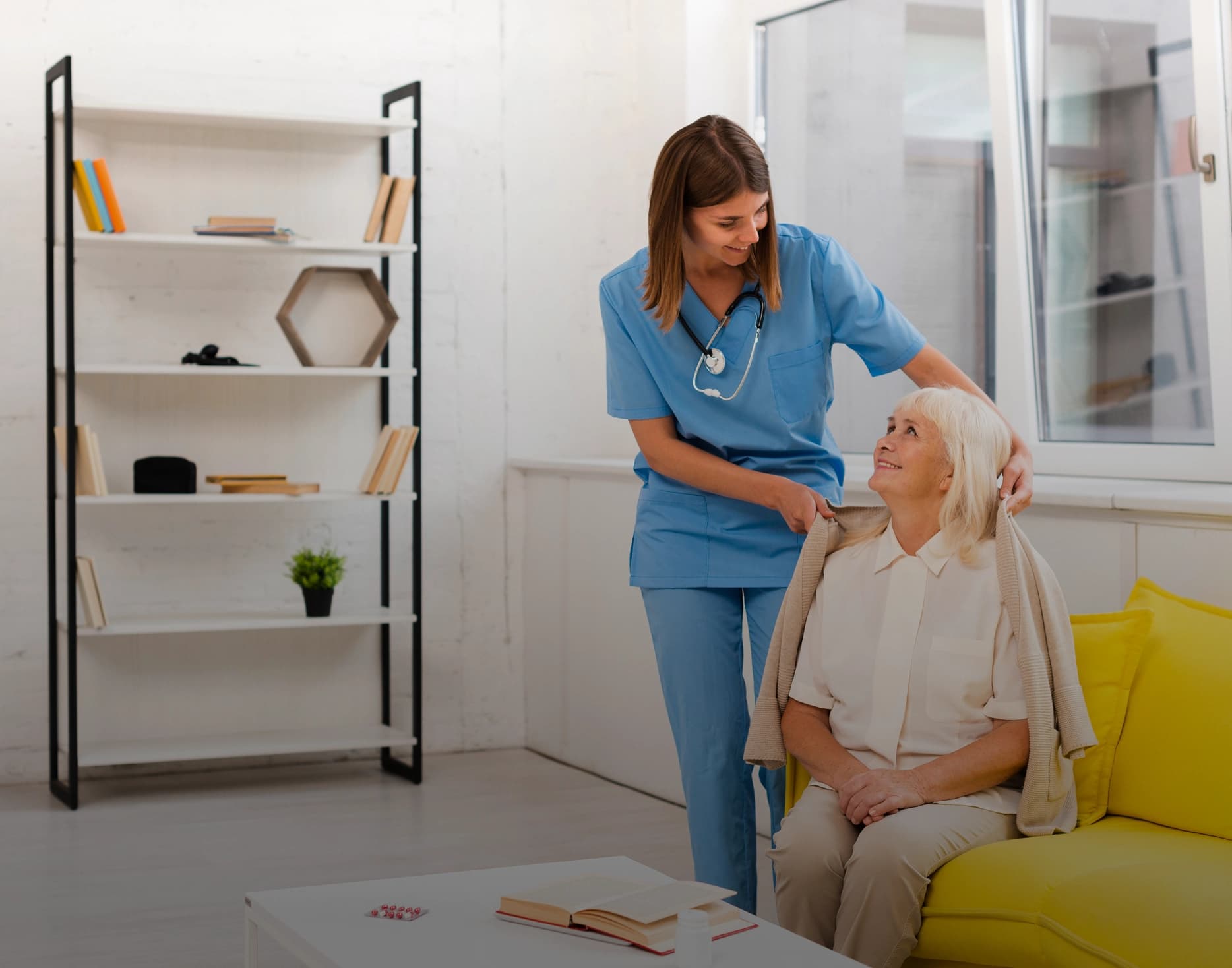 Pflegekraft von SPANDOVIA Pflege im einfühlsamen Gespräch mit einer Patientin zu Hause